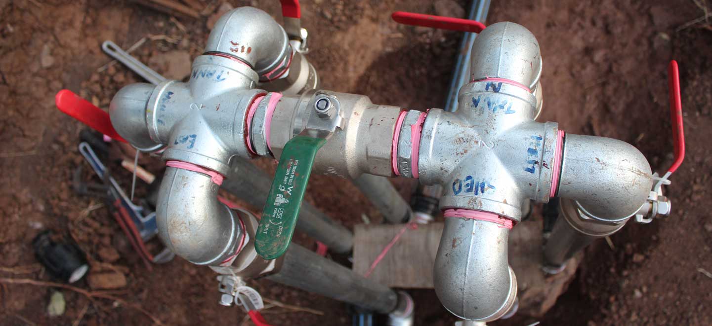 Water infrastructure manifold with valves